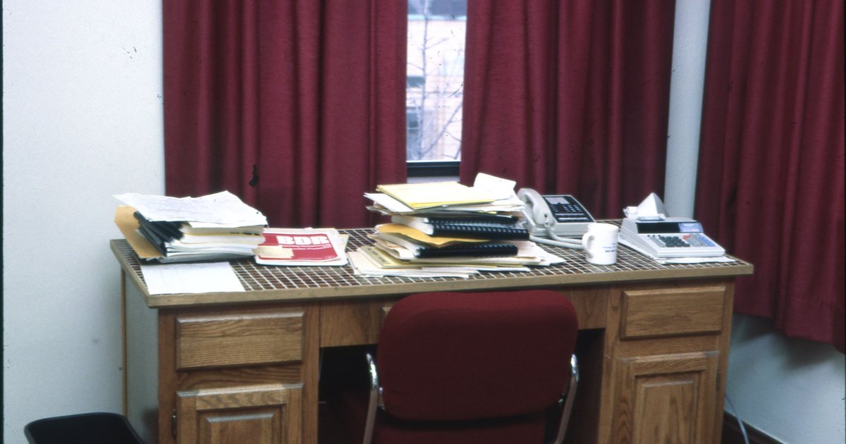 Mesa de trabajo con documentos para preparar un informe ejecutivo
